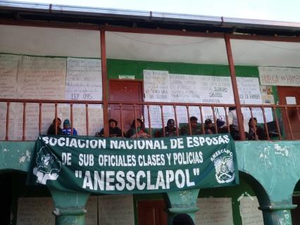 Familiares de policías en huelga de hambre