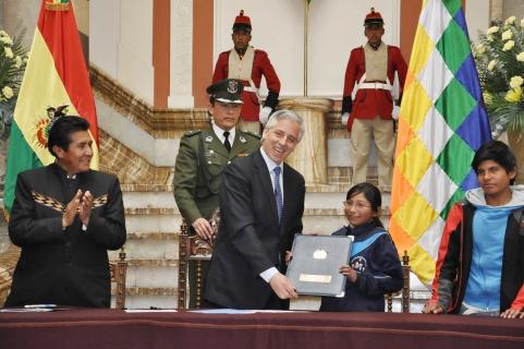 García Linera entrega la nueva norma, ayer en La Paz