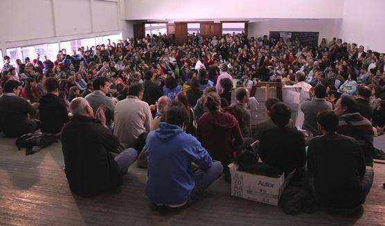 En asamblea decidieron seguir con el paro