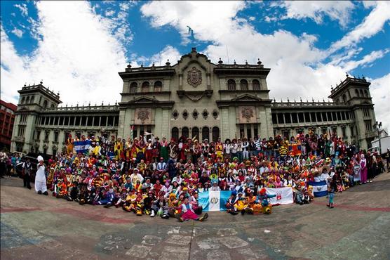 Payasos latinoamericanos frente al palacio gubernamental