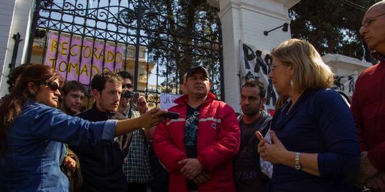 Bardón con estudiantes de la toma