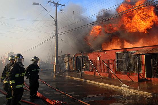 Los bomberos atendieron durante días el incendio intencional