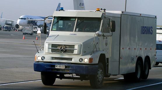 El camión de la empresa asaltada ayer en el aeropuerto santiaguino