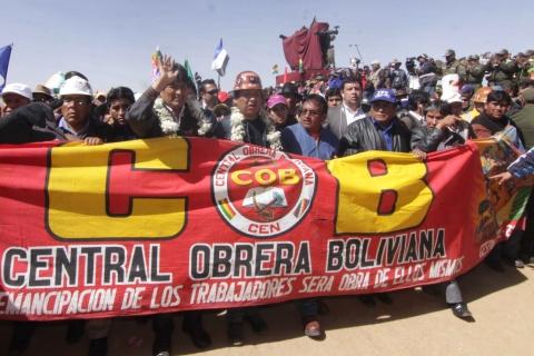 Morales junto a la COB ayer en Calamarca