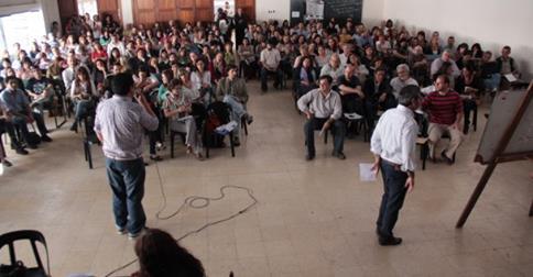 Adiunt en asamblea