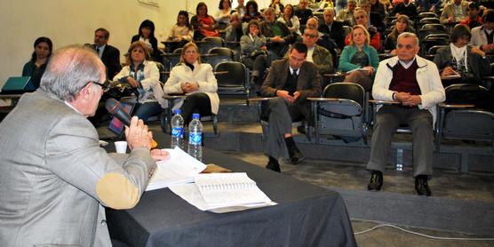 El vicerector José García en pleno debate