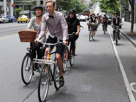 La bicicleta se impone incluso para los usan moñito