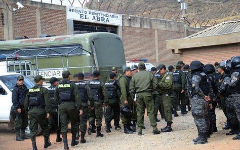 La cárcel de El Abra, rodeada por la Policiía, ayer