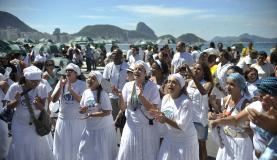 Vestidos de blanco pidieron por la diversidad