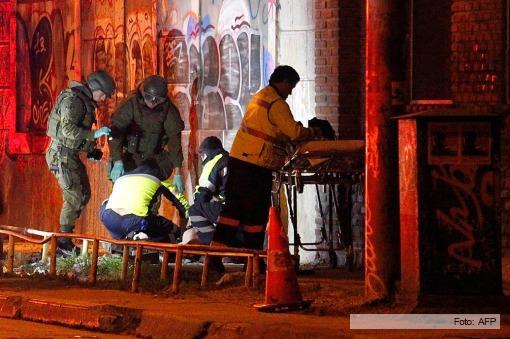 Peritos policiales analizan el lugar de la explosión