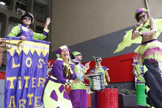 Murga en la puerta de Cultura