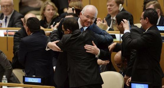 El canciller venezolano, Rafael Ramírez, recibe la felicitación de todos