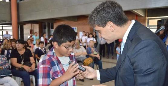 Yedlin entrega gafas