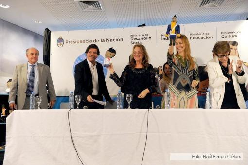 Sileoni y Alicia Kirchner, en el lanzamiento de los muñecos argentinos