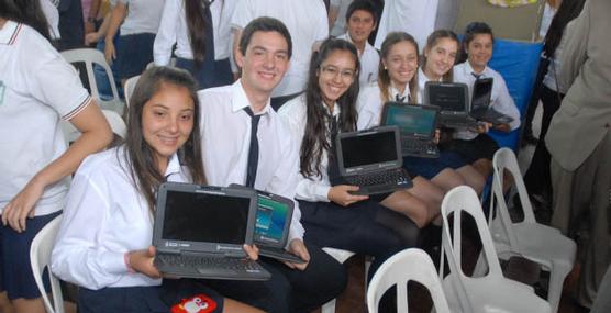 Chicos con sus netbooks