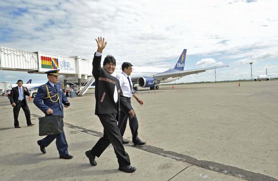 El mandatario saluda en el aeropuerto Viru Viru