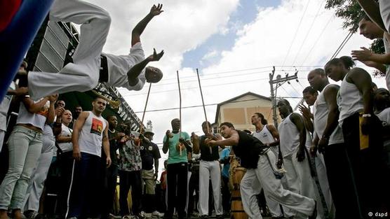 El círculo de la capoeira, práctica cultural afrobrasileña que combina lucha y danza, fue reconocido también por la Unesco