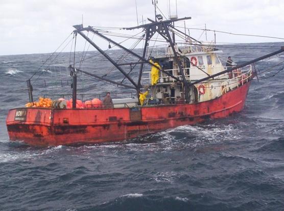 Un buque uruguayo en plena pesca