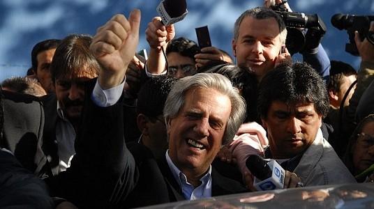 Tabaré Vazquez acompañado por mujeres ministras