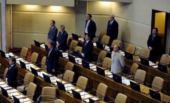 Diputados pinochetistas de pie rindieron un minuto de silencio