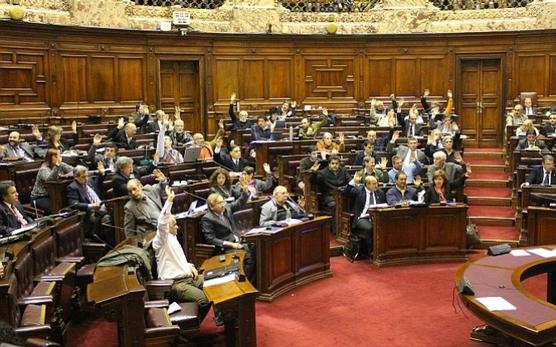 Diputados uruguayos al momento de votar ayer en Montevideo