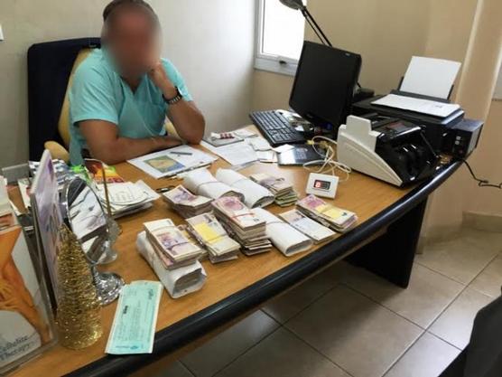 Evasor con parte del dinero secuestrado.Foto AFIP