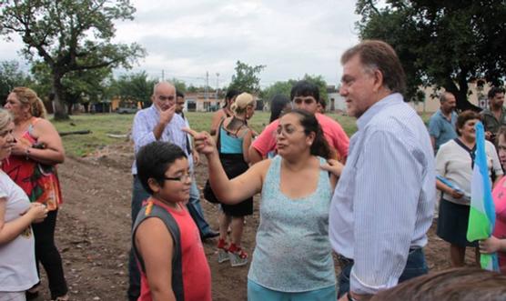 Amaya junto a vecinos