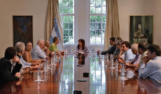 Cristina junto a familiares de AMIA