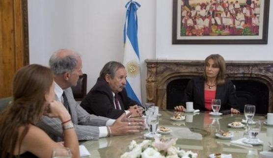 Gils Garbó junto a representantes de AMIA y DAIA