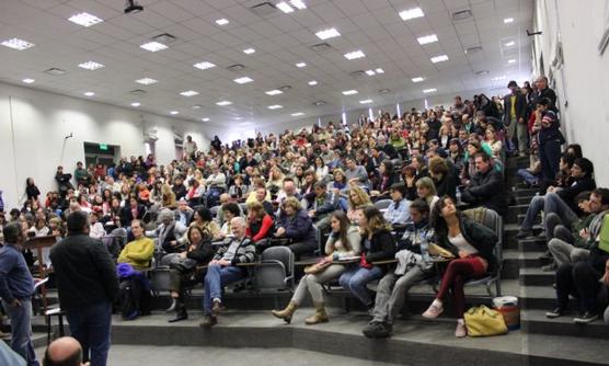 Adiunt en asamblea