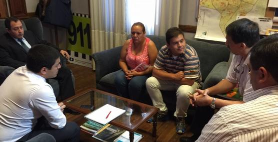 Hofer con familiaires de joven desaparecida