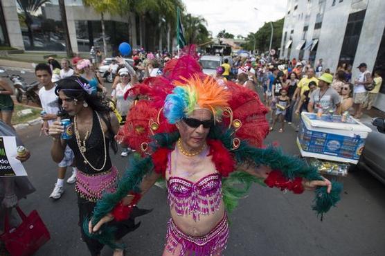 Las scolas do samba recorren las calles de Río