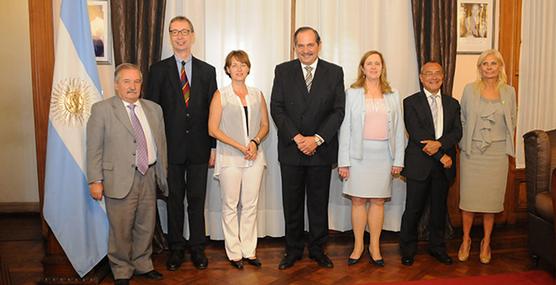 Alperovich junto a embajadores