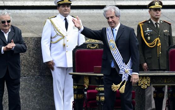 Vazquez recibe los aplausos de Mujica, ayer en Montevideo