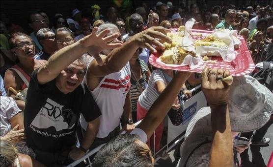 Una torta gigante repartida entre la multitud