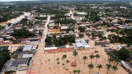 La crecida del río avanza sobre la ciudad