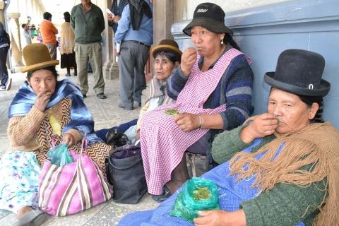 Una escena comun de mujeres con su acullico