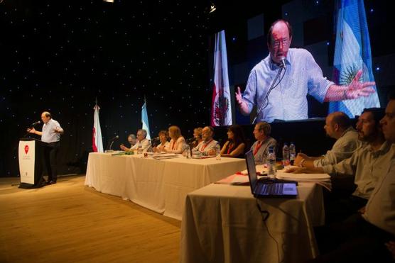 Sanz habla para convencer a los convencionales