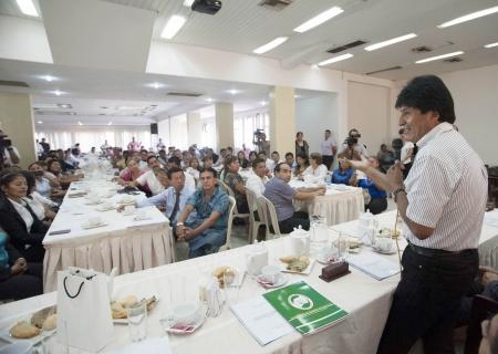 Morales ante los abogados ayer en Santa Cruz