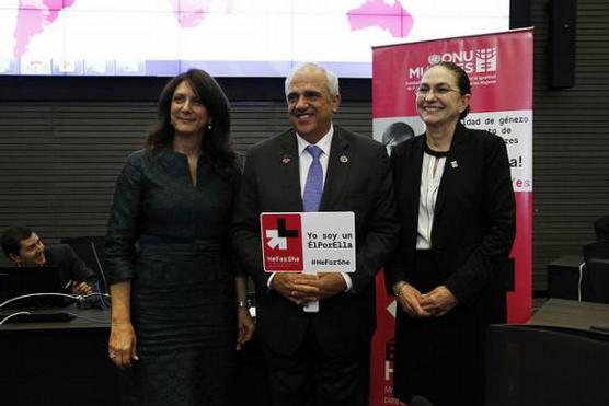 Samper  junto a Luiza Carvalho, directora de ONU-Mujeres para América Latina y el Caribe  y Moni Pizani, de ONU-Mujeres-Ecuador