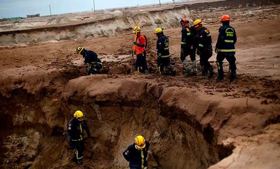 Bomberos recorren las zonas inundadas