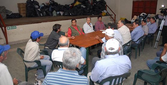 Productores junto a funcionarios