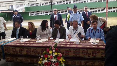 Evo en la escuela Bolivia de la capital panameña