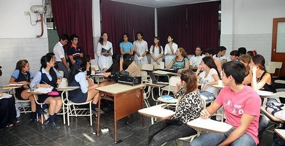 Estudiantes de varias instituciones en debate