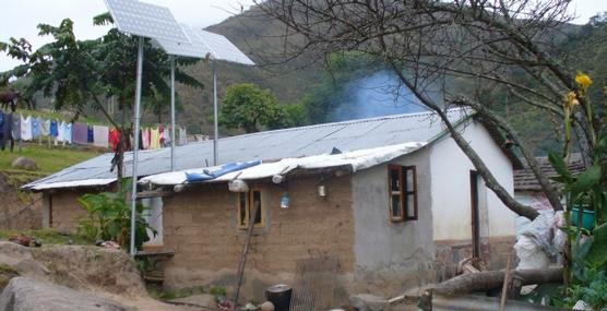 Casa con paneles solares