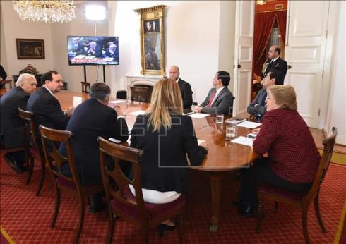 La presidenta Bachelet junto a sus ministros siguió la transmisión de la televisión