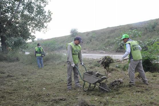 Operarios levantando basura en la Avenida Democracia