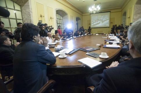 Morales observa la transmisión de la tv de los alegatos