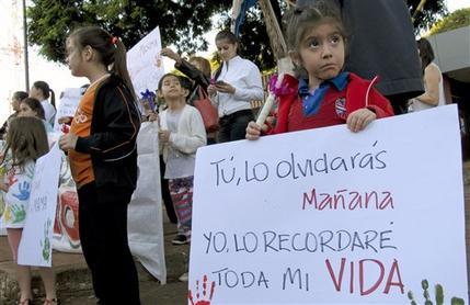 Niños portando carteles en Ciudad del Este