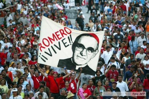 Una multitud acomapaña beatifiación de San Romero